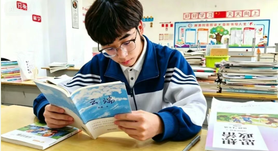 书韵校园・学生荐书 | 《云端》